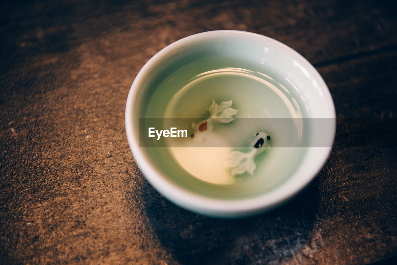 HIGH ANGLE VIEW OF SOUP IN BOWL ON TABLE