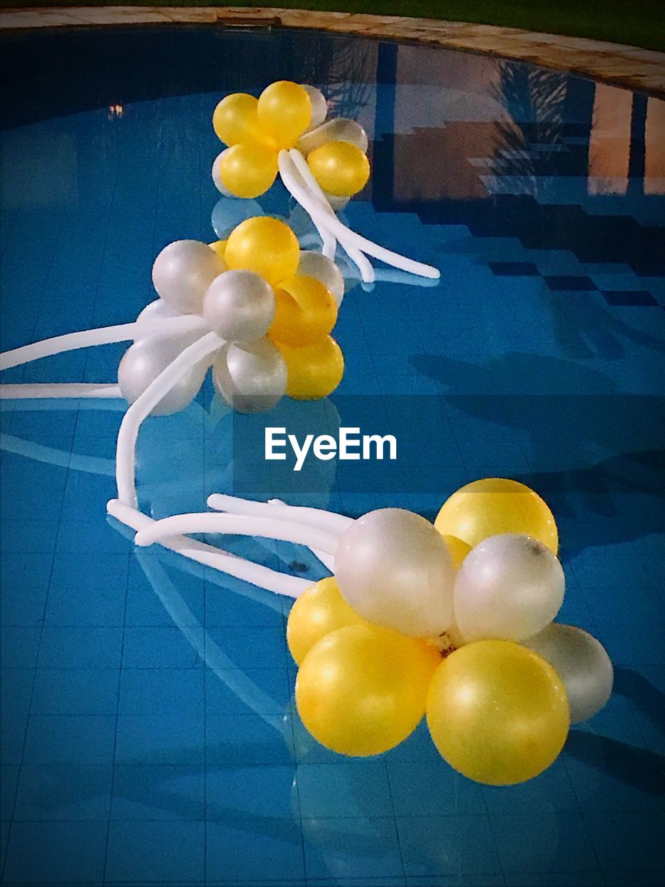 VIEW OF YELLOW BALLOONS ON TABLE