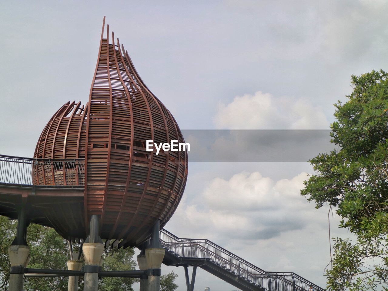 LOW ANGLE VIEW OF BUILT STRUCTURE AGAINST THE SKY