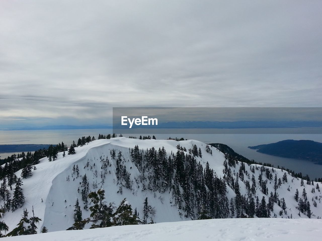 SCENIC VIEW OF SNOW COVERED MOUNTAINS AGAINST SKY