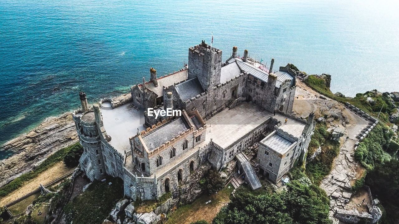 HIGH ANGLE VIEW OF OLD BUILDINGS IN SEA