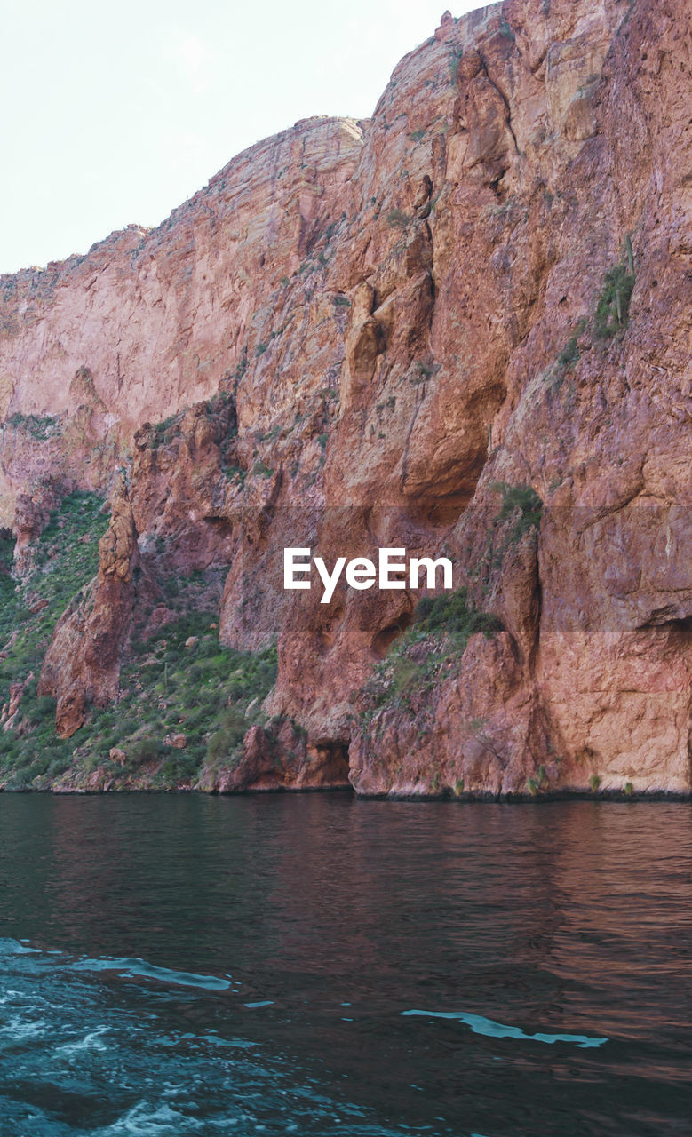 SCENIC VIEW OF SEA BY MOUNTAINS AGAINST SKY