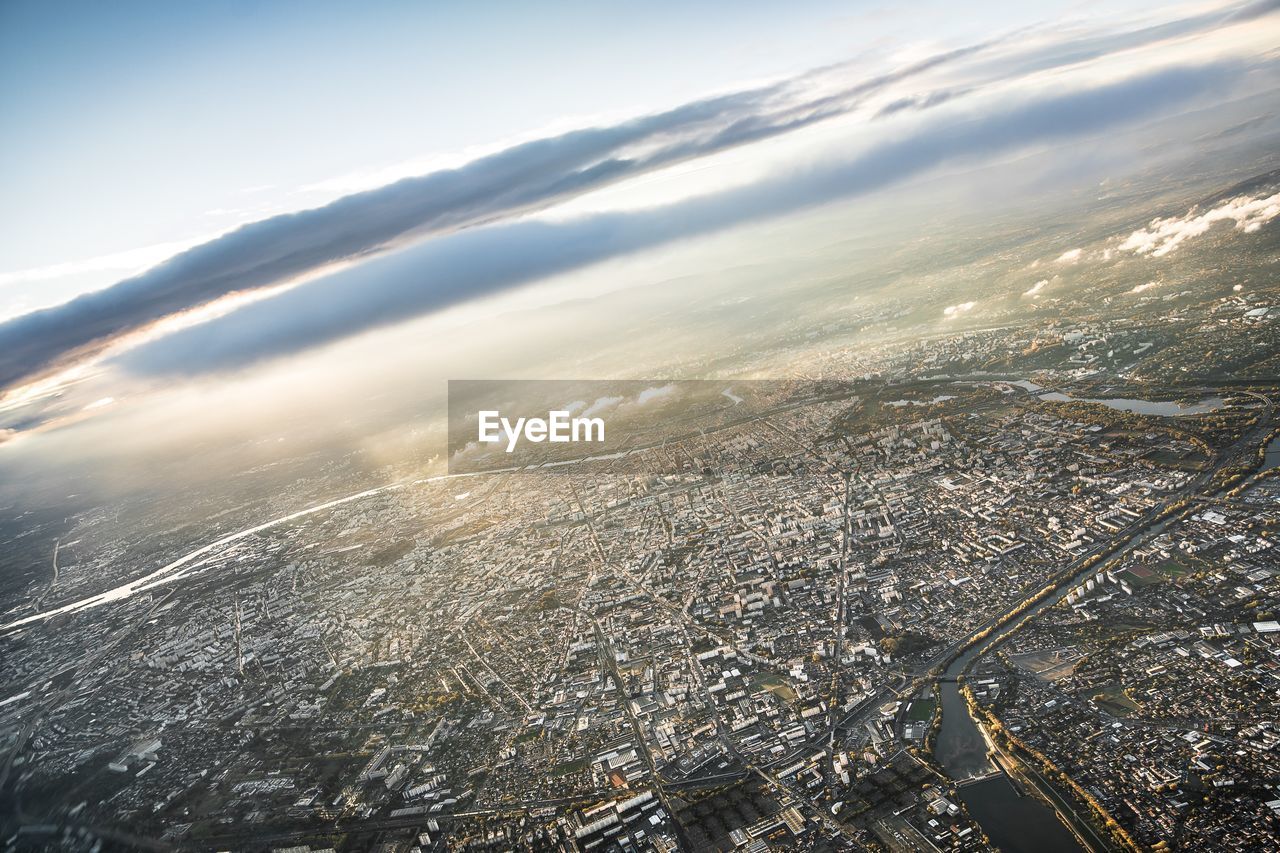 HIGH ANGLE VIEW OF AERIAL VIEW OF CITYSCAPE AGAINST SKY