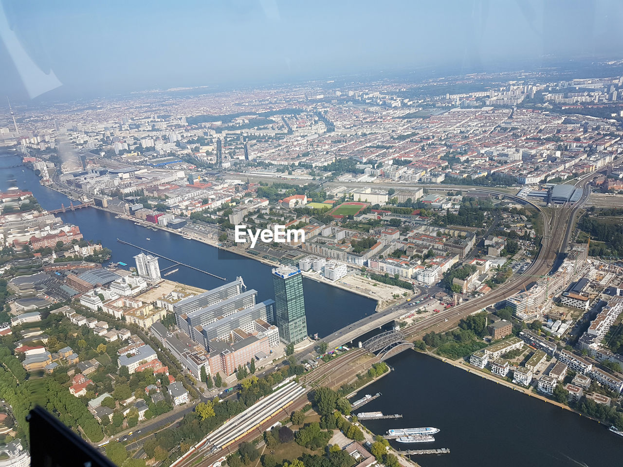 HIGH ANGLE VIEW OF RIVER BY BUILDINGS IN CITY