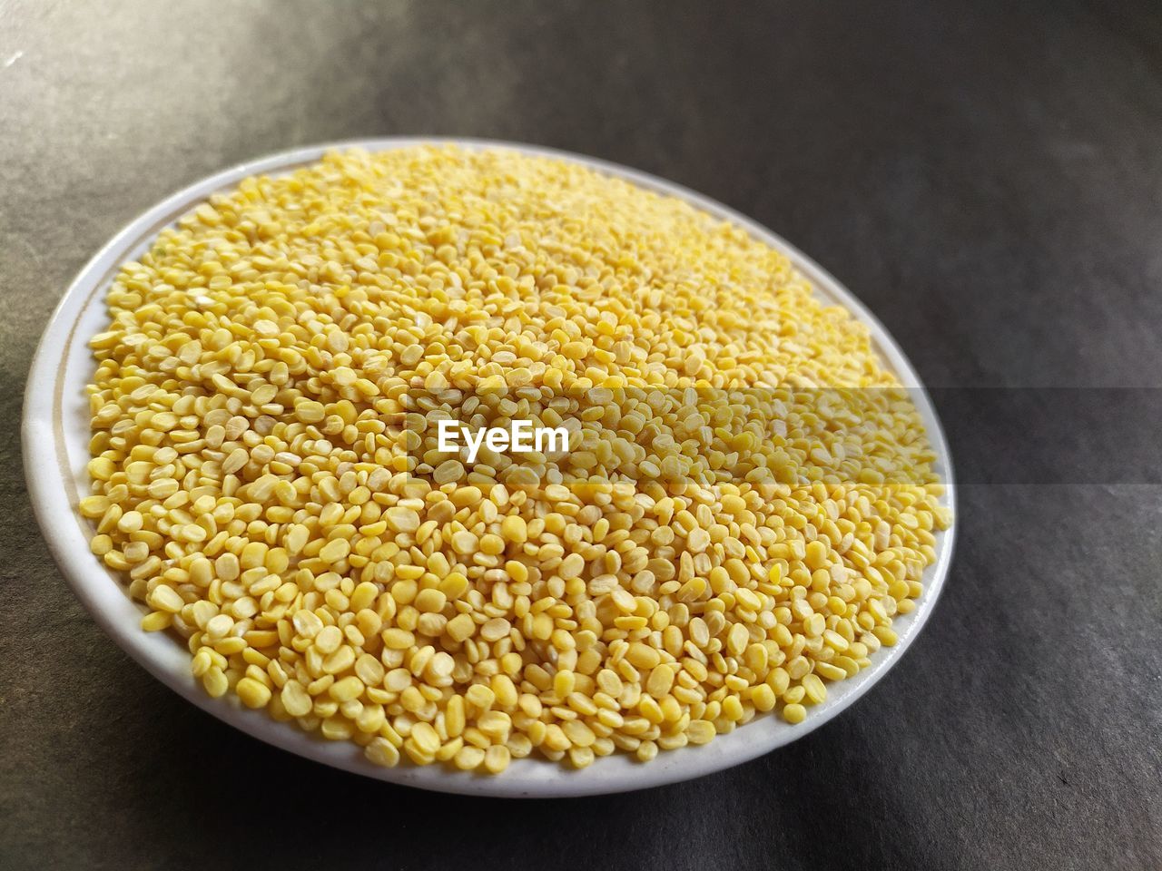 HIGH ANGLE VIEW OF RICE IN BOWL