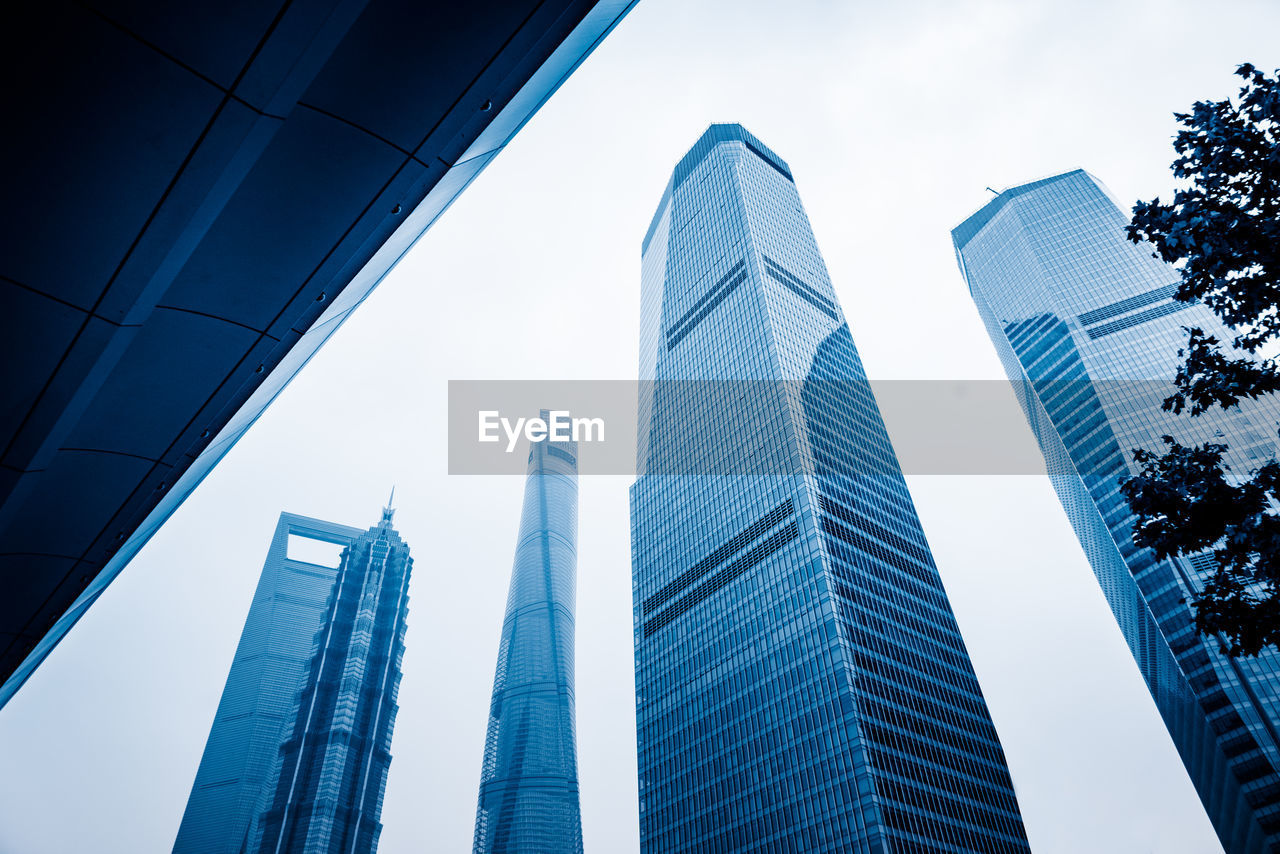 LOW ANGLE VIEW OF MODERN BUILDING AGAINST SKY