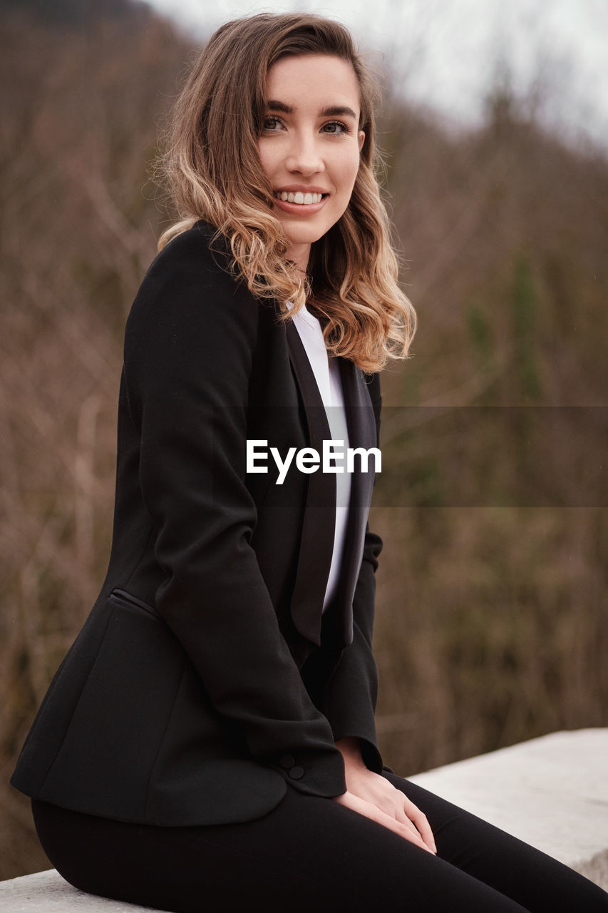 PORTRAIT OF YOUNG WOMAN SMILING