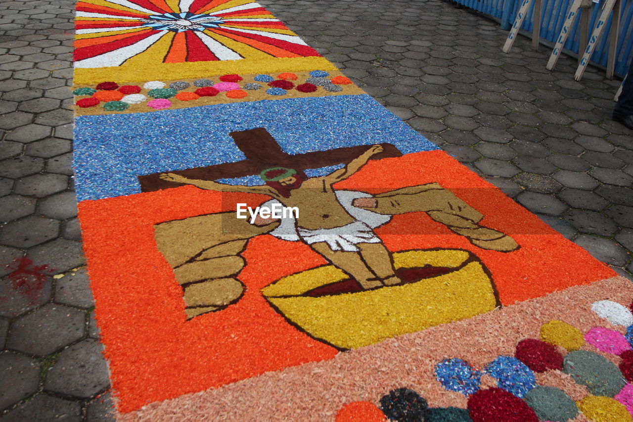 CLOSE-UP HIGH ANGLE VIEW OF MULTI COLORED PATTERN ON STONE