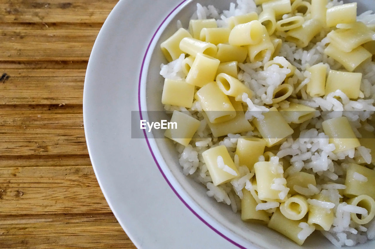 CLOSE-UP OF PASTA WITH VEGETABLES
