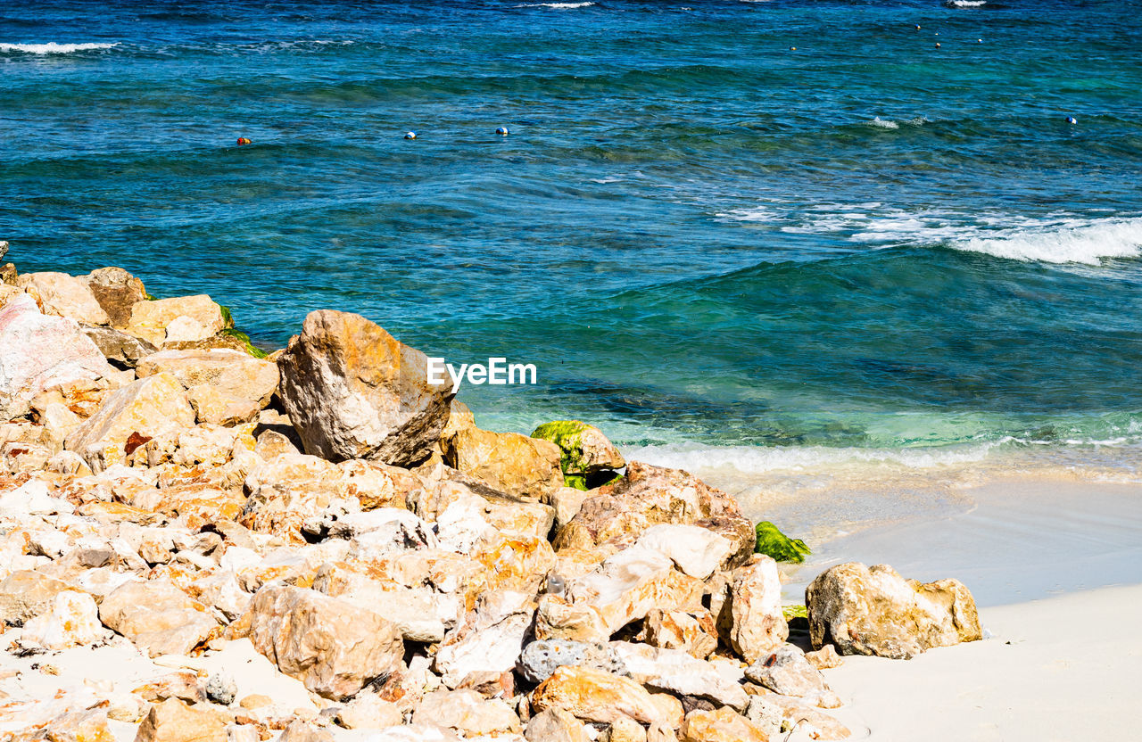 HIGH ANGLE VIEW OF ROCKY BEACH