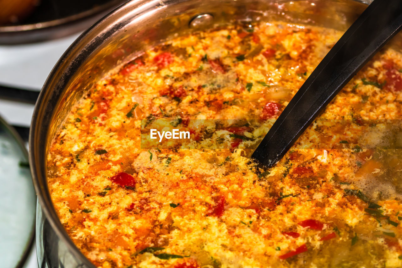 HIGH ANGLE VIEW OF MEAT IN COOKING PAN