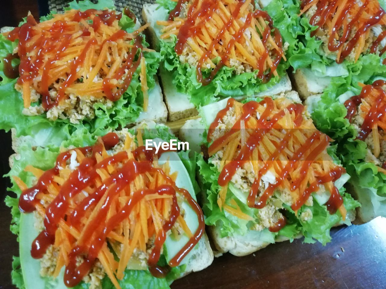 HIGH ANGLE VIEW OF CHOPPED VEGETABLES AND SALAD IN PLATE