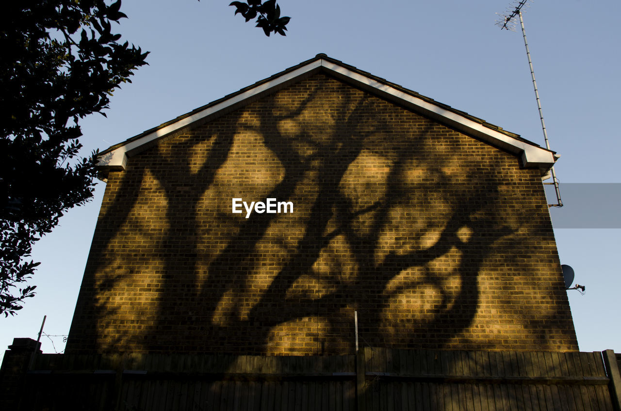 LOW ANGLE VIEW OF HOUSE AGAINST SKY