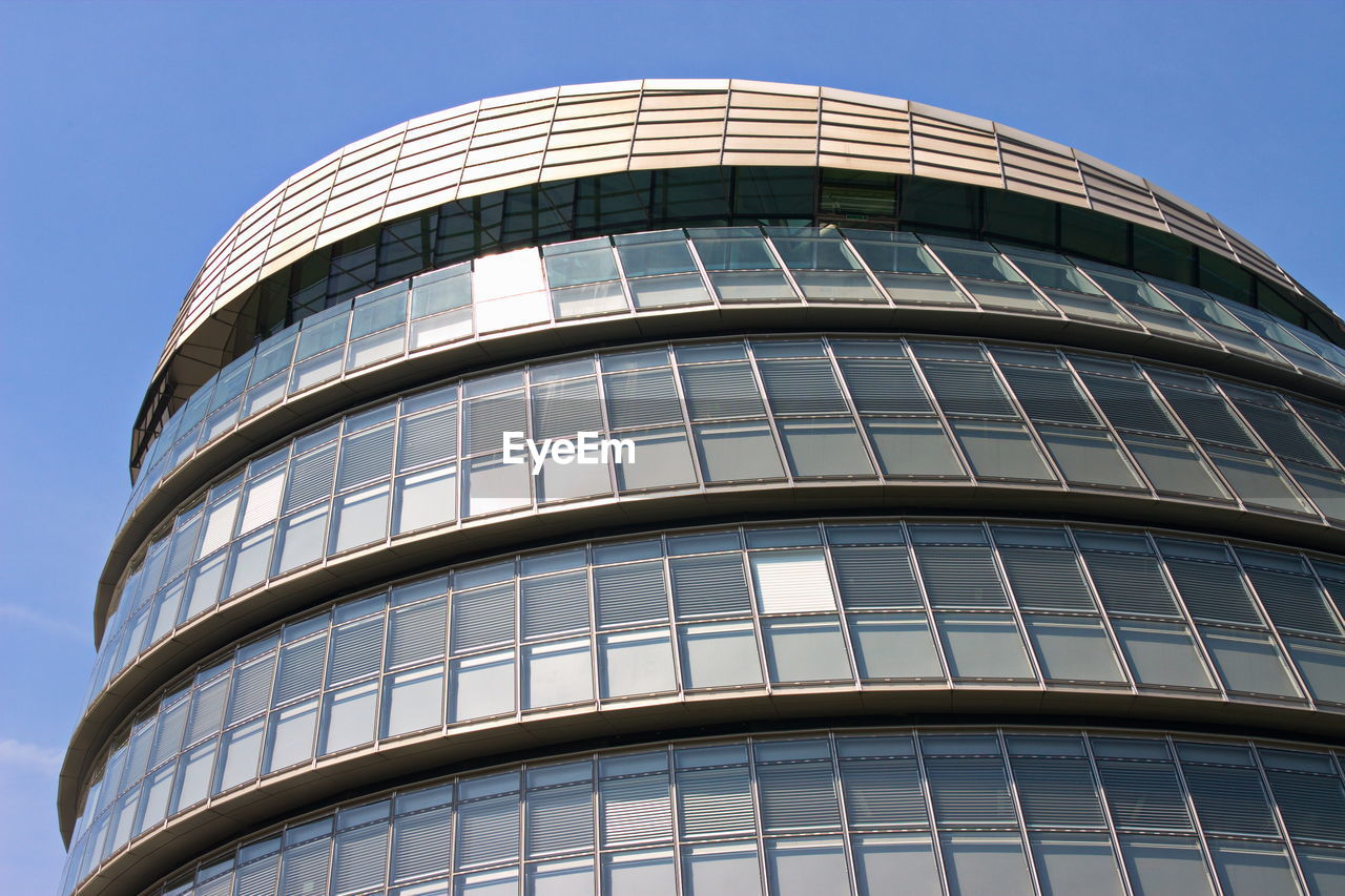 LOW ANGLE VIEW OF MODERN BUILDING AGAINST CLEAR SKY