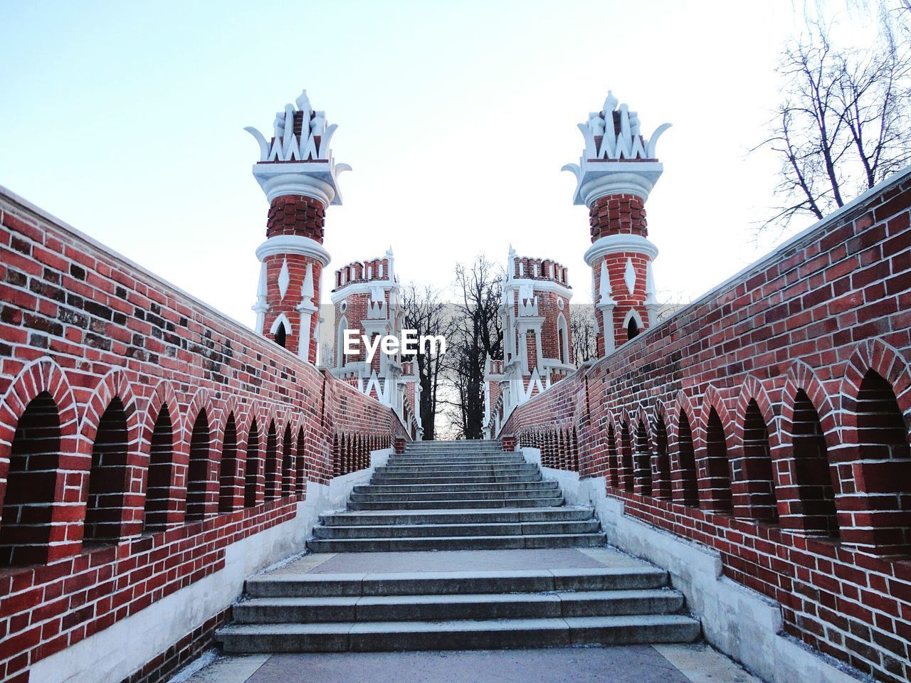 LOW ANGLE VIEW OF STEPS LEADING TOWARDS BUILDING AGAINST SKY