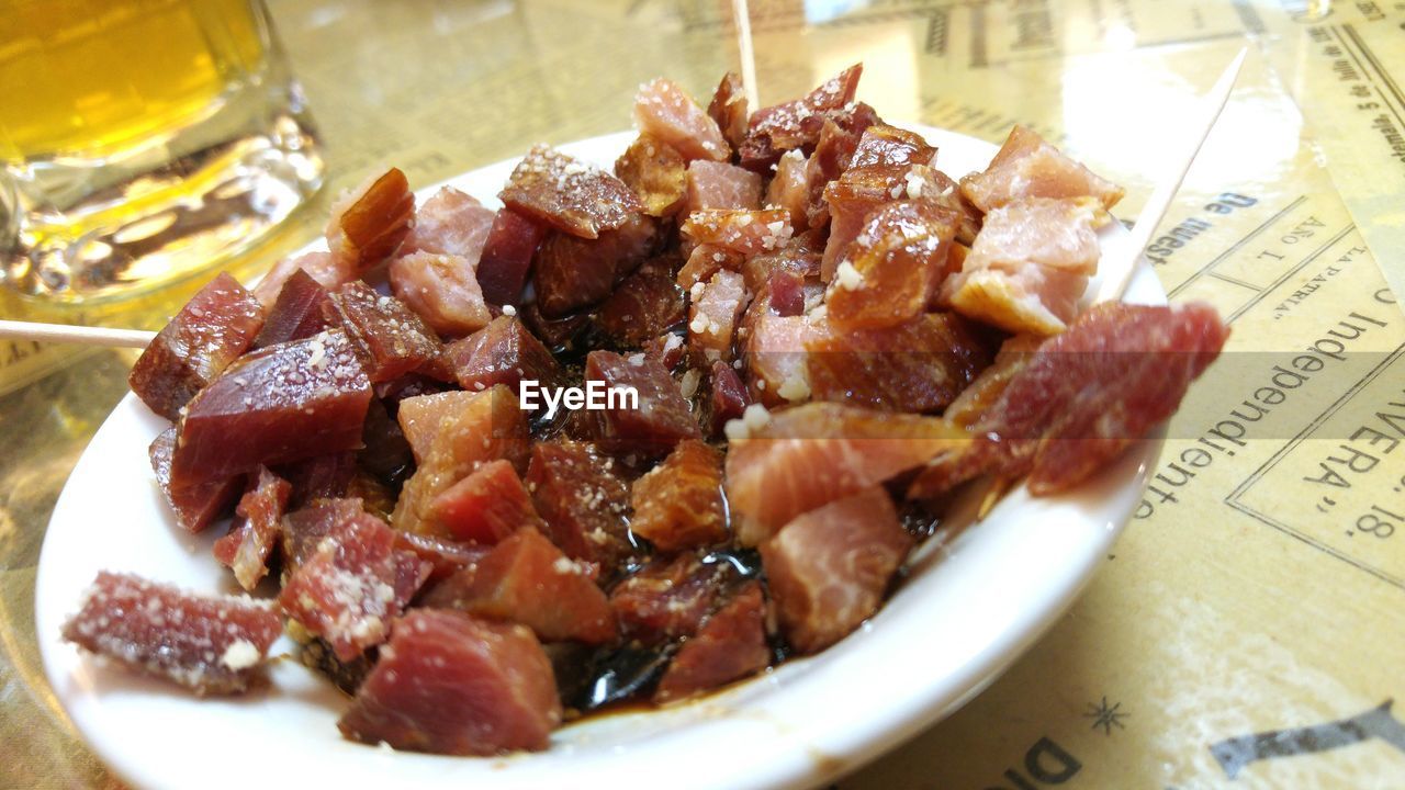 CLOSE-UP OF MEAT AND VEGETABLES ON PLATE