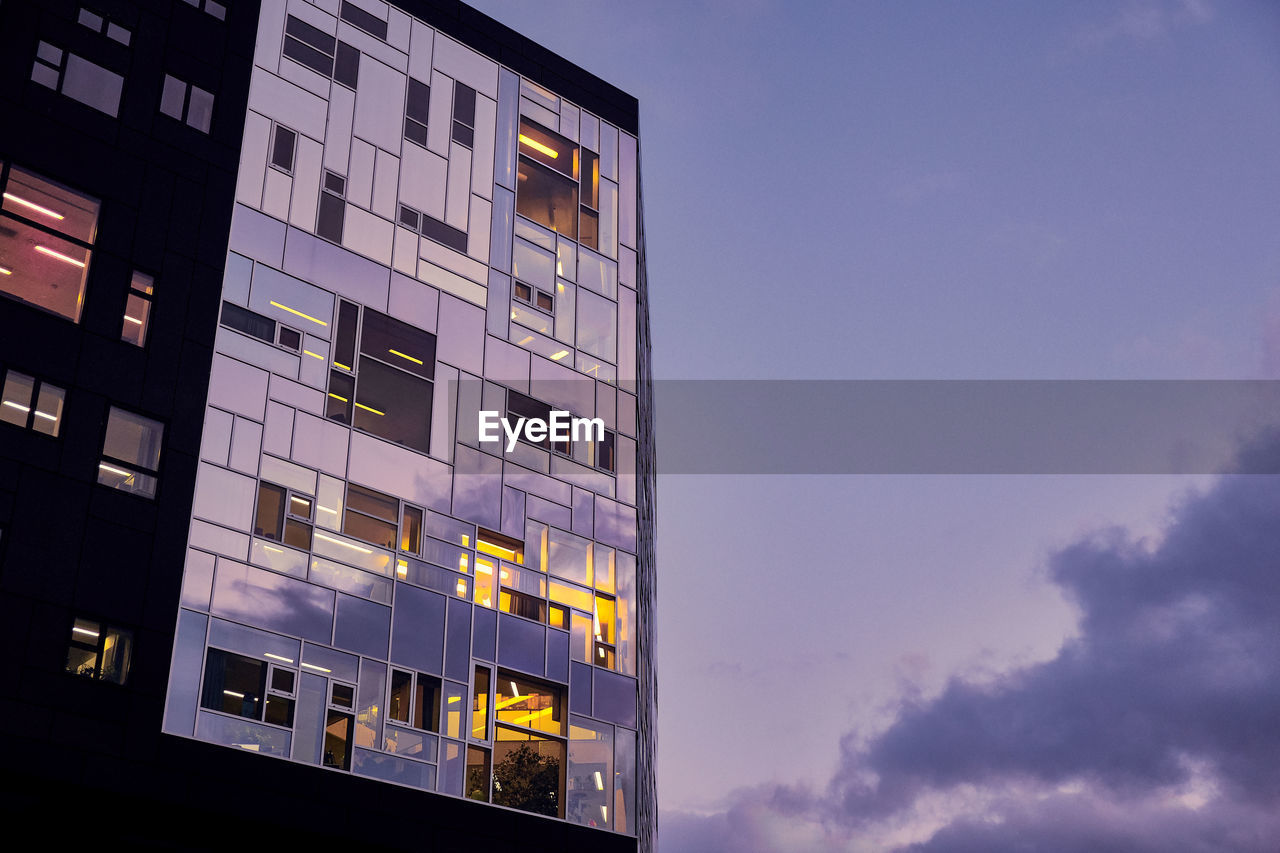 LOW ANGLE VIEW OF ILLUMINATED BUILDINGS AGAINST SKY