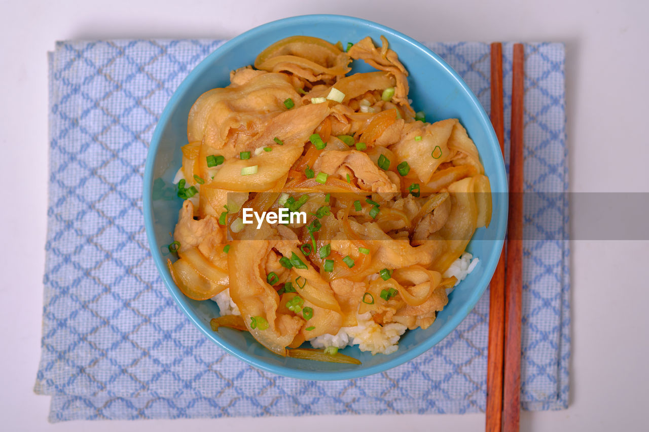 HIGH ANGLE VIEW OF FOOD IN PLATE