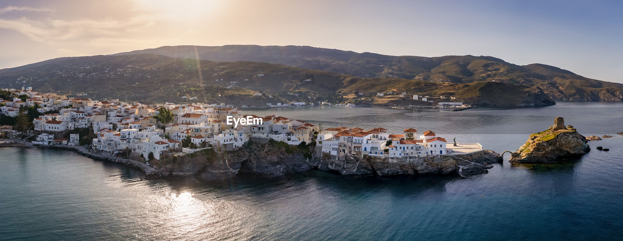 PANORAMIC VIEW OF SEA AND BUILDINGS IN CITY