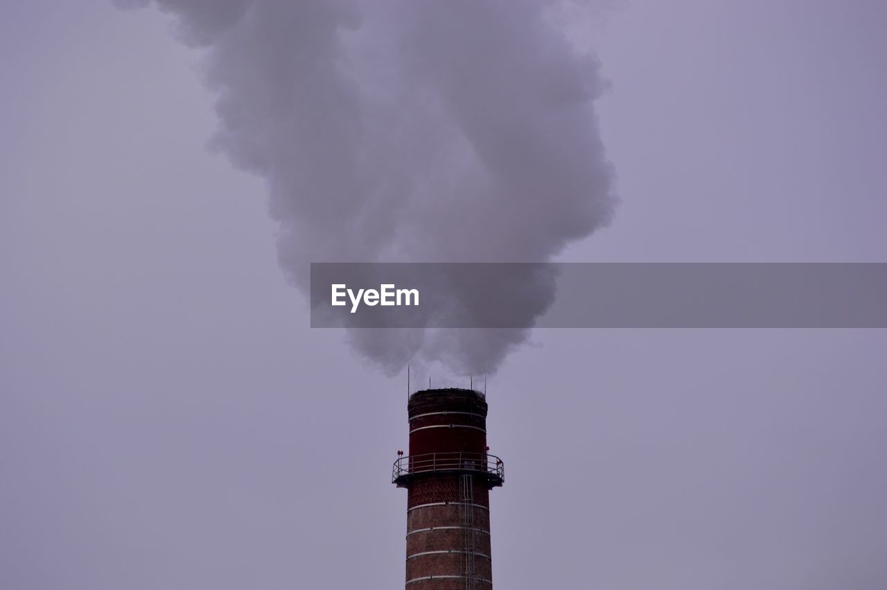 LOW ANGLE VIEW OF SMOKE EMITTING FROM FACTORY AGAINST SKY