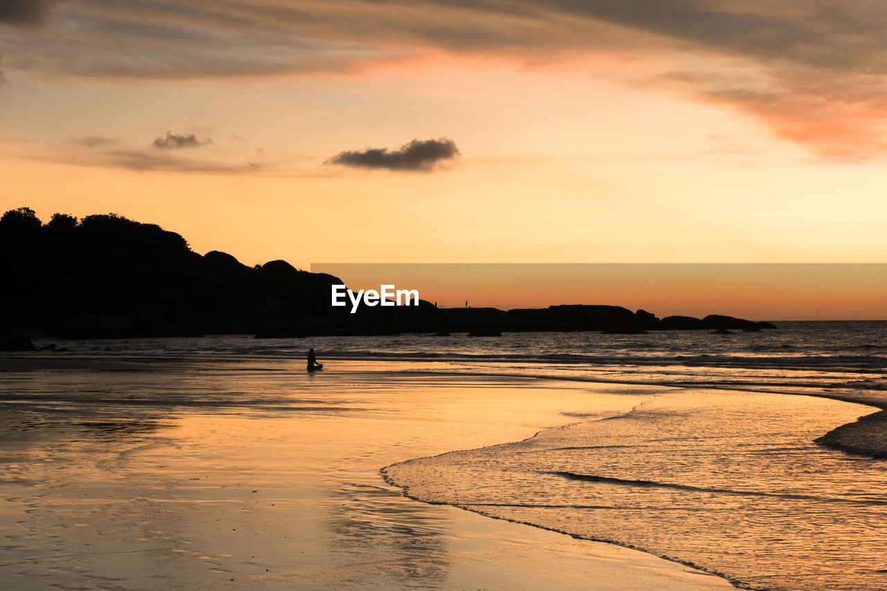 SCENIC VIEW OF SEA AGAINST ORANGE SKY