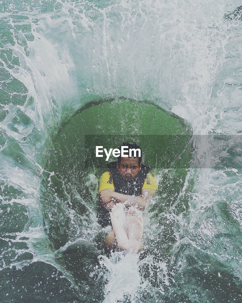 PORTRAIT OF MAN IN SEA SEEN THROUGH GLASS