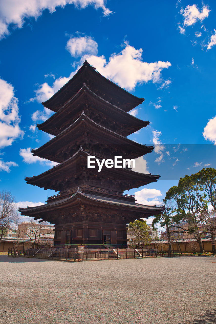 LOW ANGLE VIEW OF PAGODA AGAINST SKY IN BUILDING