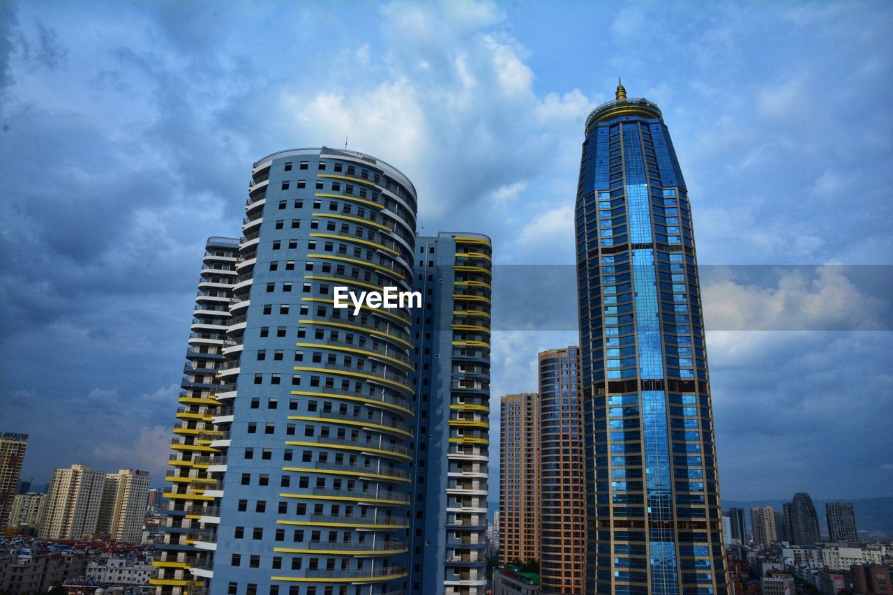 LOW ANGLE VIEW OF BUILDINGS AGAINST SKY