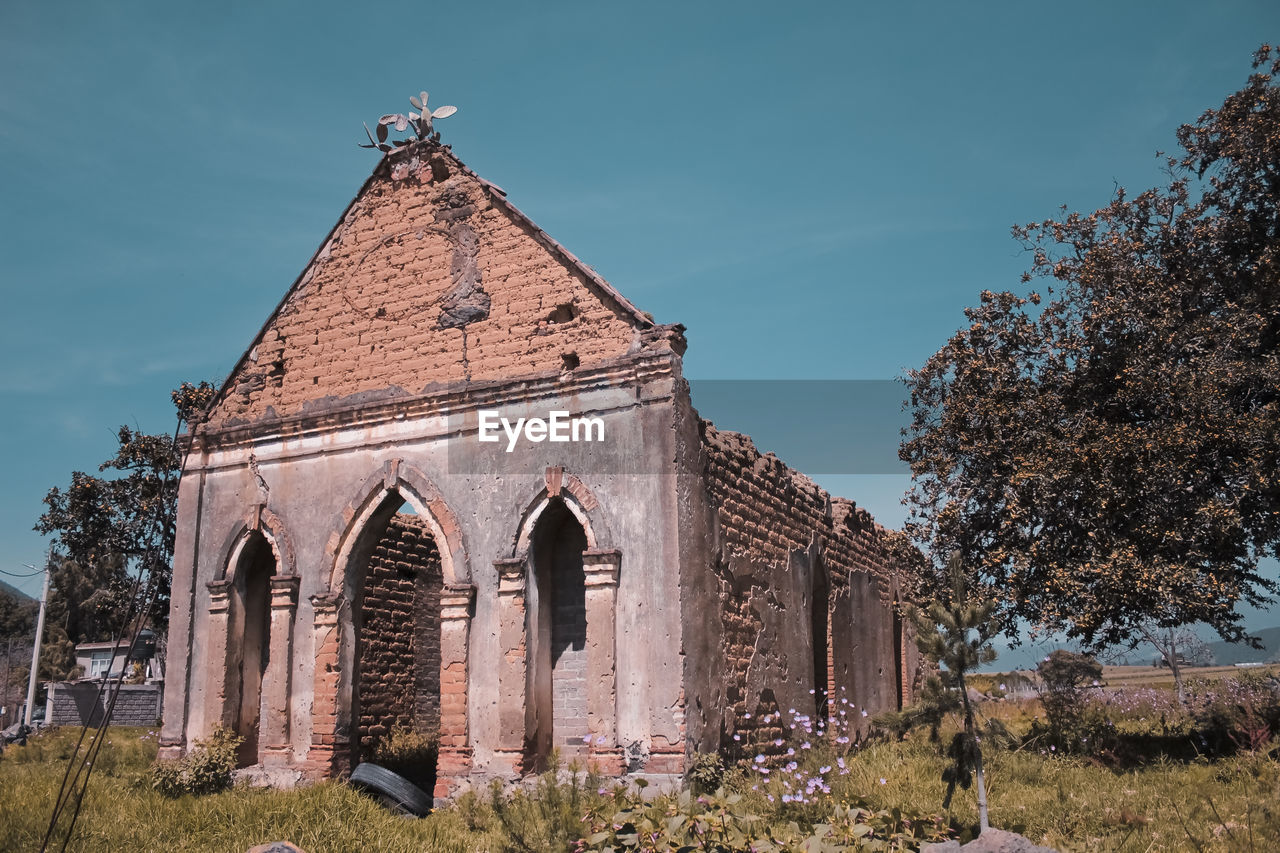 EXTERIOR OF TEMPLE AGAINST BUILDING