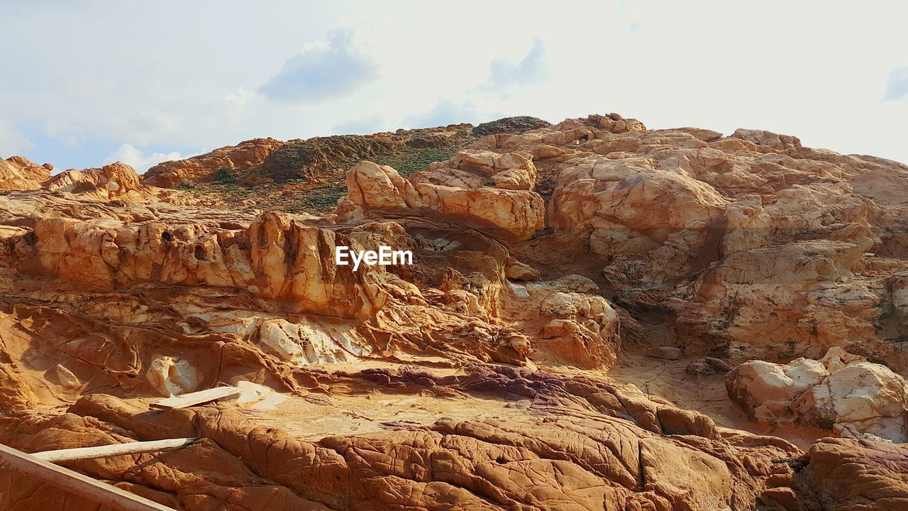 SCENIC VIEW OF ROCKY MOUNTAINS AGAINST SKY