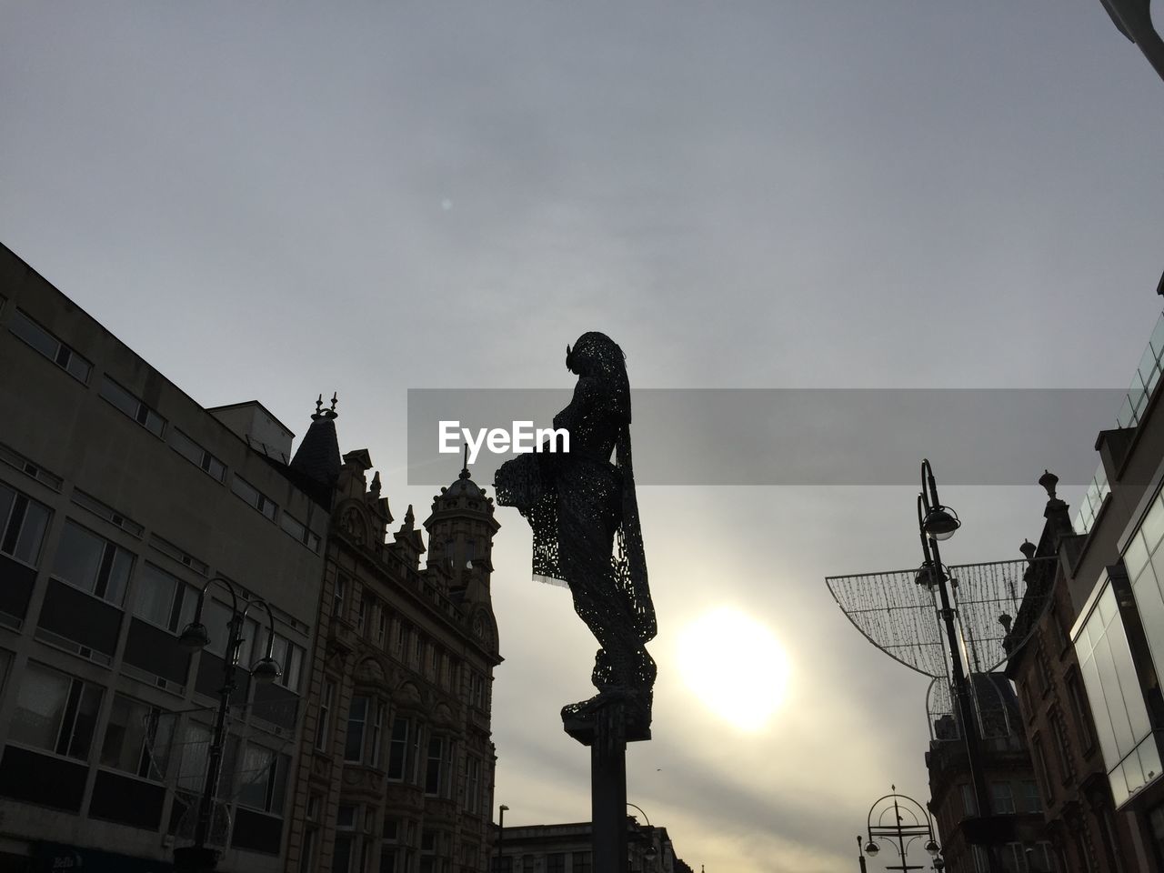 LOW ANGLE VIEW OF STATUE OF BUILDING