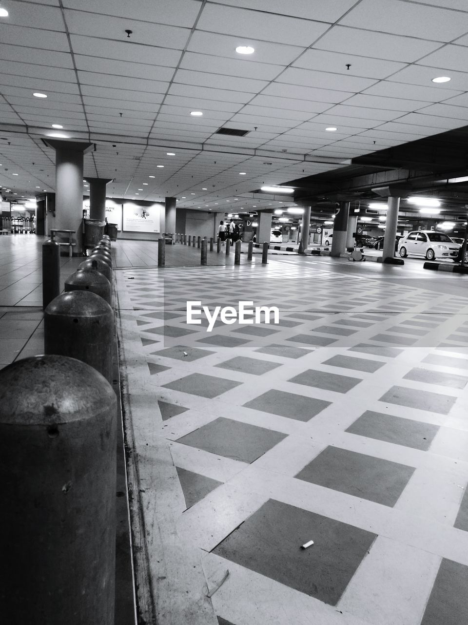 VIEW OF EMPTY CORRIDOR