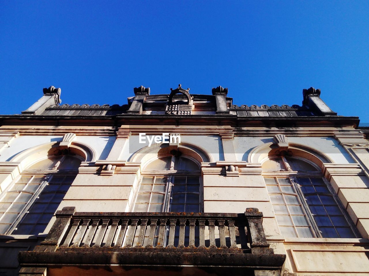 LOW ANGLE VIEW OF BUILT STRUCTURE AGAINST BLUE SKY