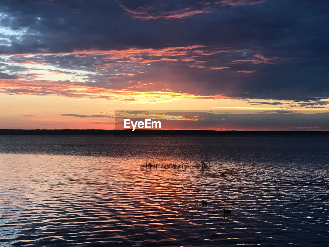 SCENIC VIEW OF SEA AGAINST SKY AT SUNSET