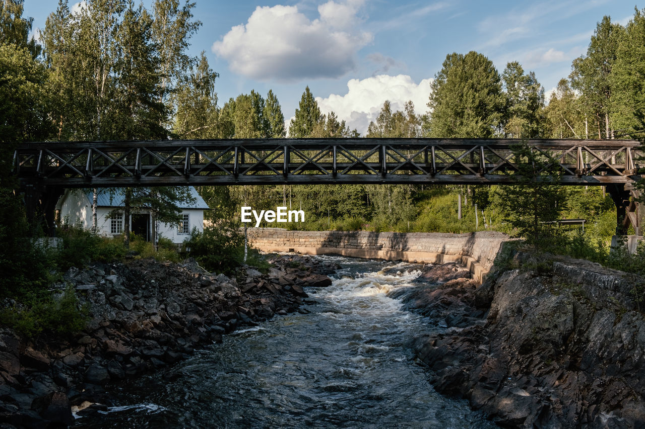 BRIDGE OVER RIVER AGAINST SKY