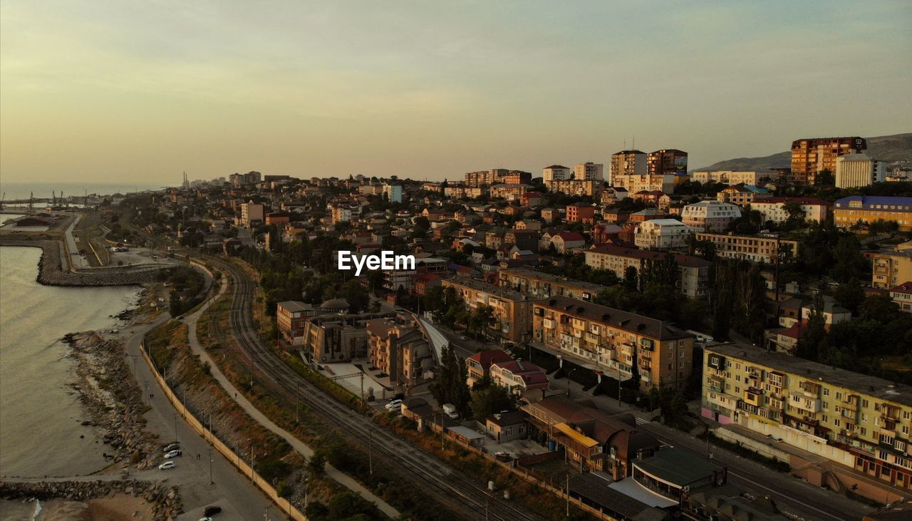 HIGH ANGLE VIEW OF BUILDINGS IN CITY AGAINST SKY