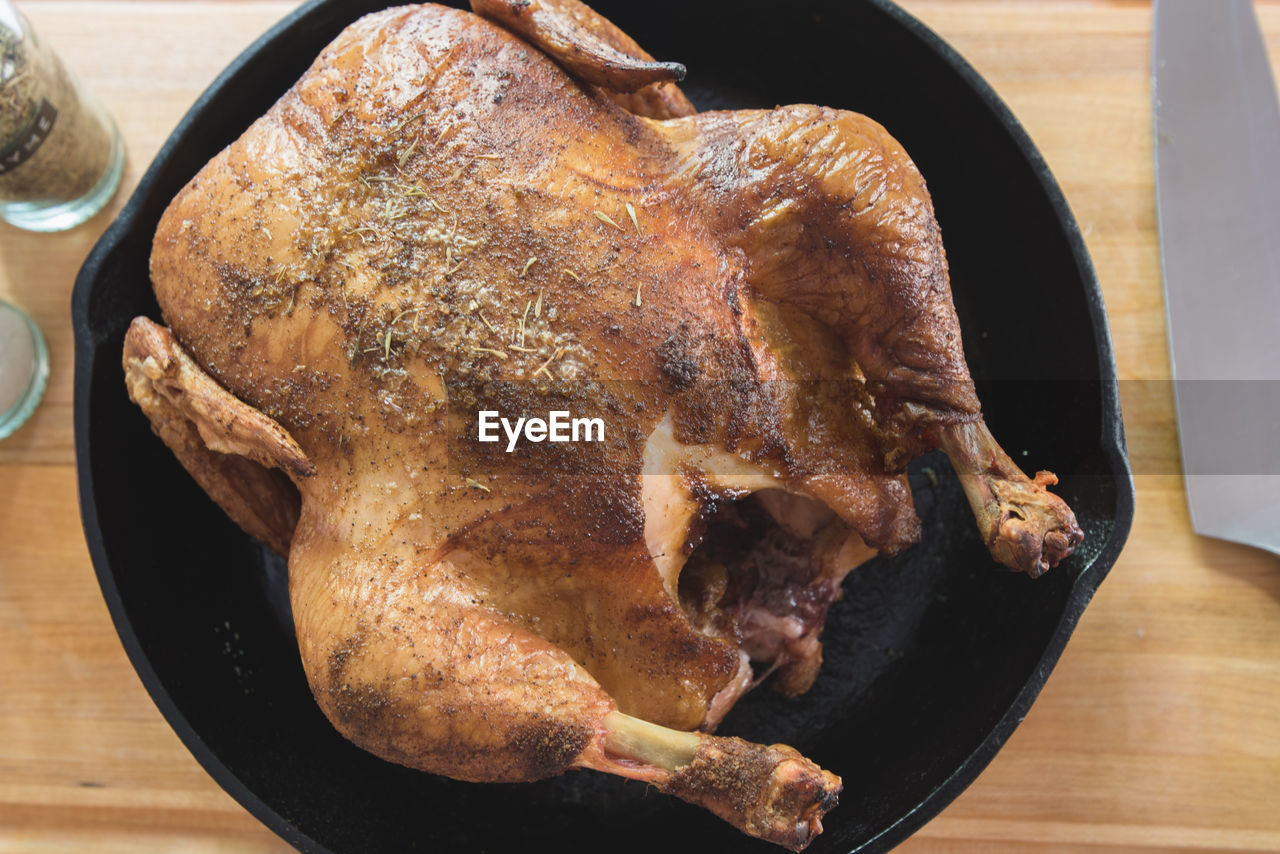 HIGH ANGLE VIEW OF MEAT IN COOKING PAN