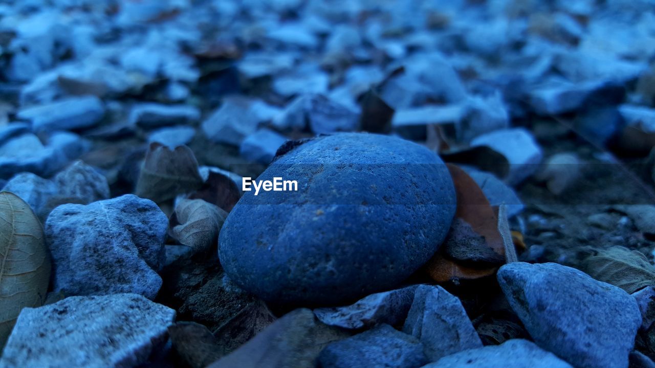 FULL FRAME SHOT OF ROCKS