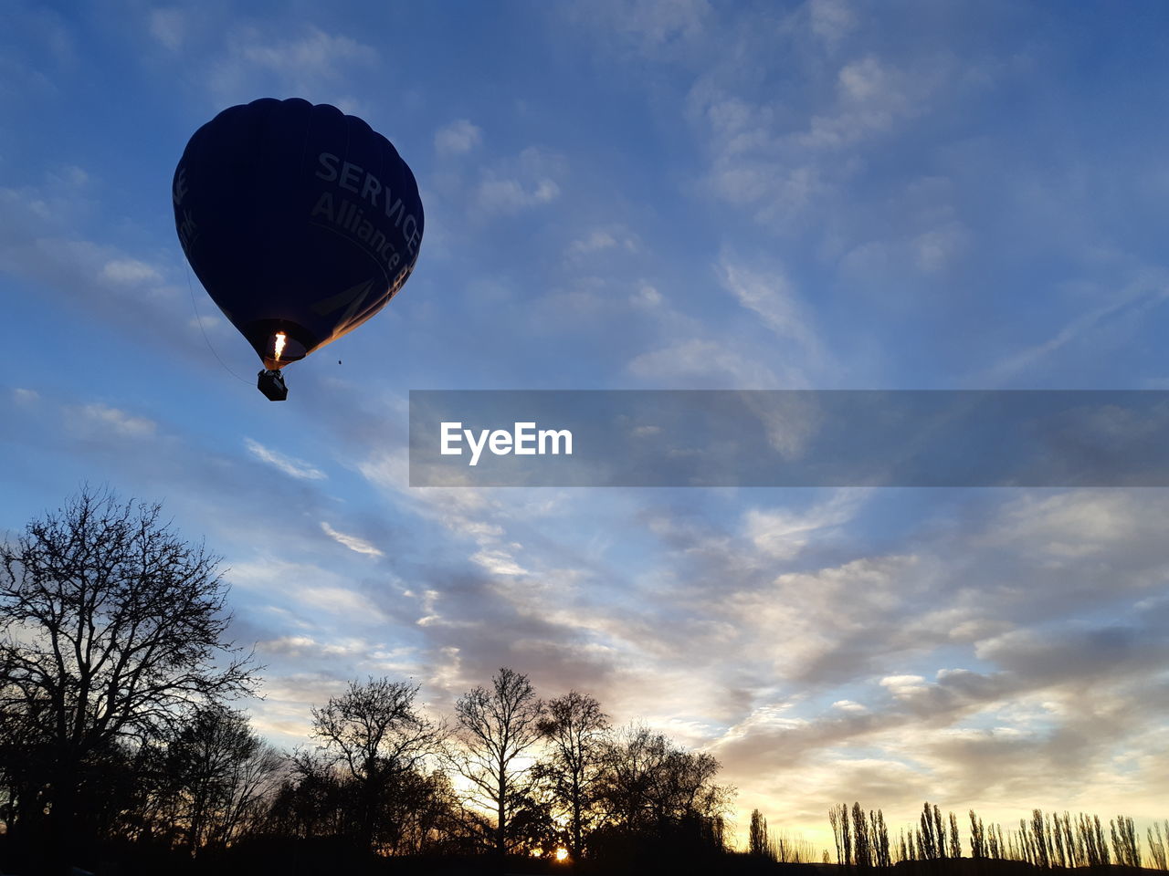 LOW ANGLE VIEW OF HOT AIR BALLOON FLYING IN SKY