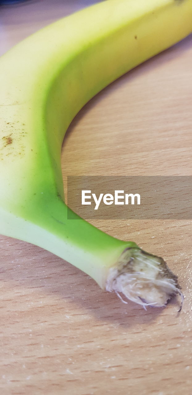 HIGH ANGLE VIEW OF BANANAS ON TABLE