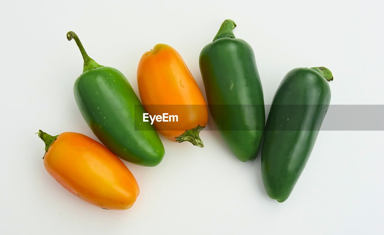 CLOSE-UP OF MULTI COLORED BELL PEPPERS