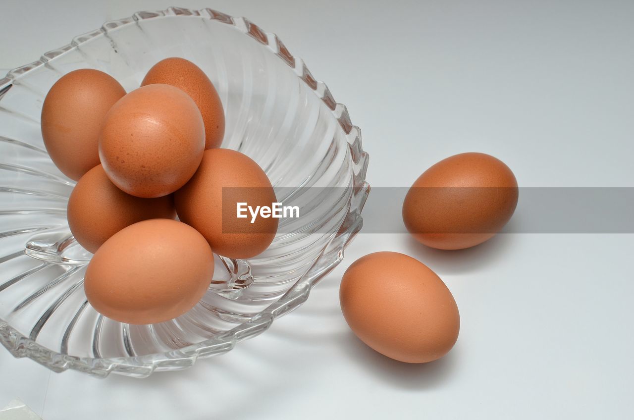 HIGH ANGLE VIEW OF EGGS IN CONTAINER