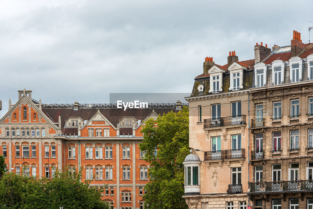 LOW ANGLE VIEW OF RESIDENTIAL BUILDINGS AGAINST SKY