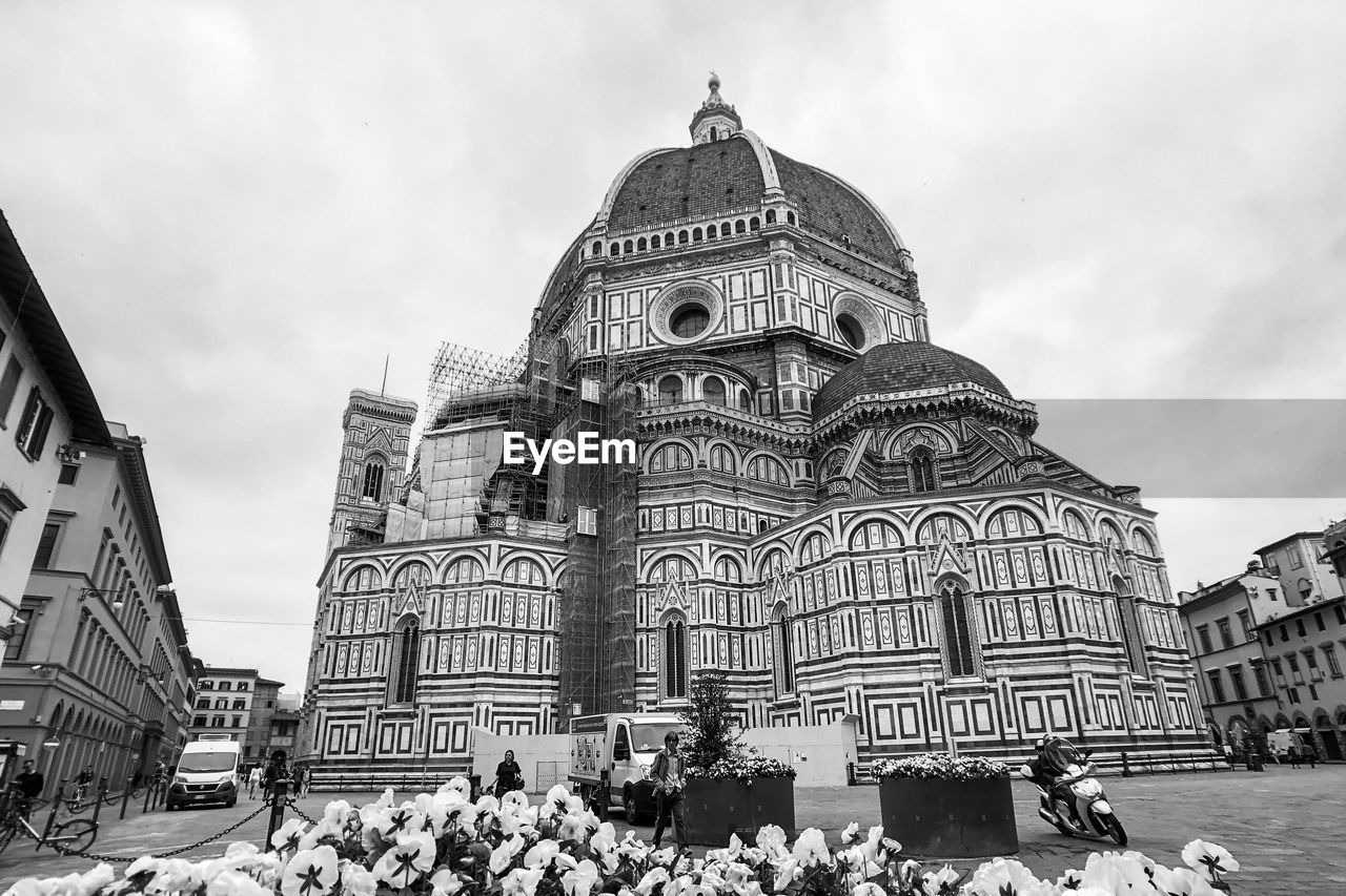 GROUP OF PEOPLE IN FRONT OF BUILDINGS