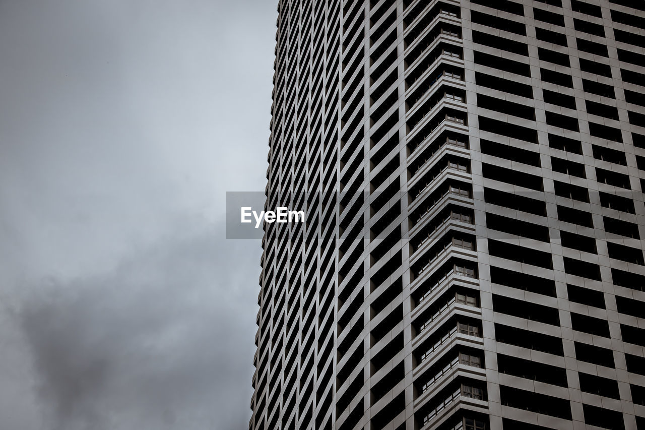 LOW ANGLE VIEW OF BUILDING AGAINST SKY IN CITY