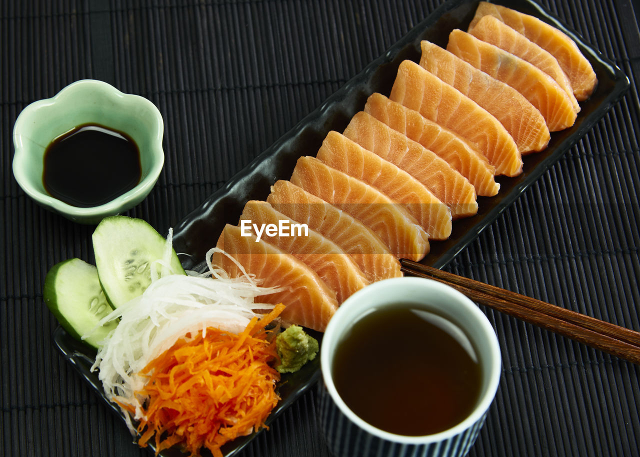 HIGH ANGLE VIEW OF SUSHI SERVED IN TRAY