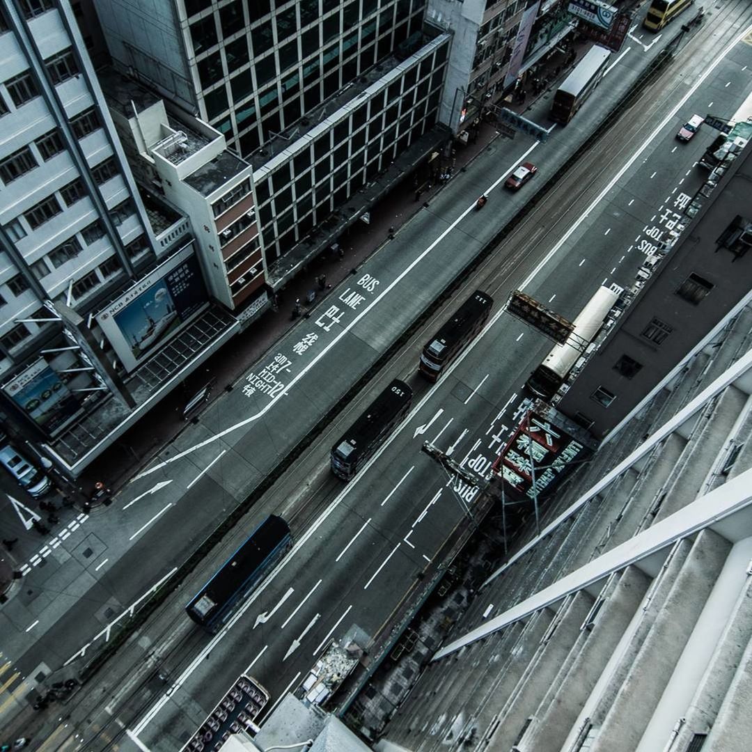HIGH ANGLE VIEW OF TRAFFIC IN CITY