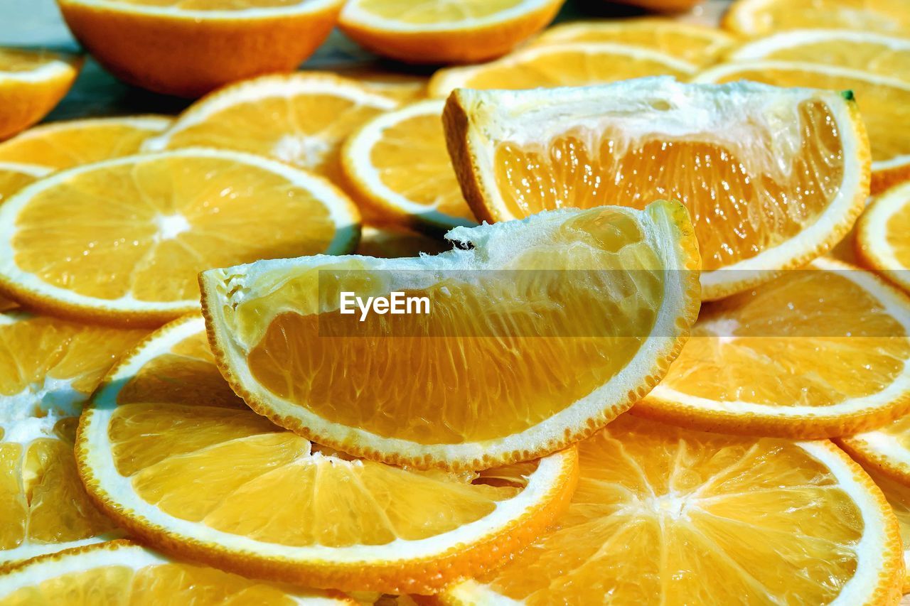 CLOSE-UP OF ORANGE SLICES