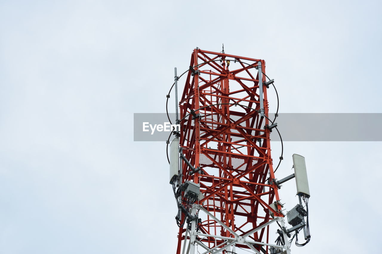 LOW ANGLE VIEW OF FERRIS WHEEL AGAINST CLEAR SKY