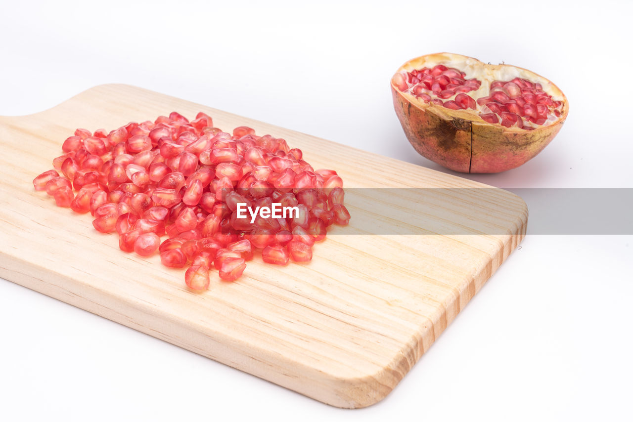 HIGH ANGLE VIEW OF STRAWBERRIES ON TABLE